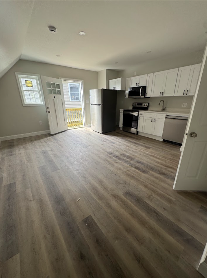 44 Central St - Photo 4 of 10