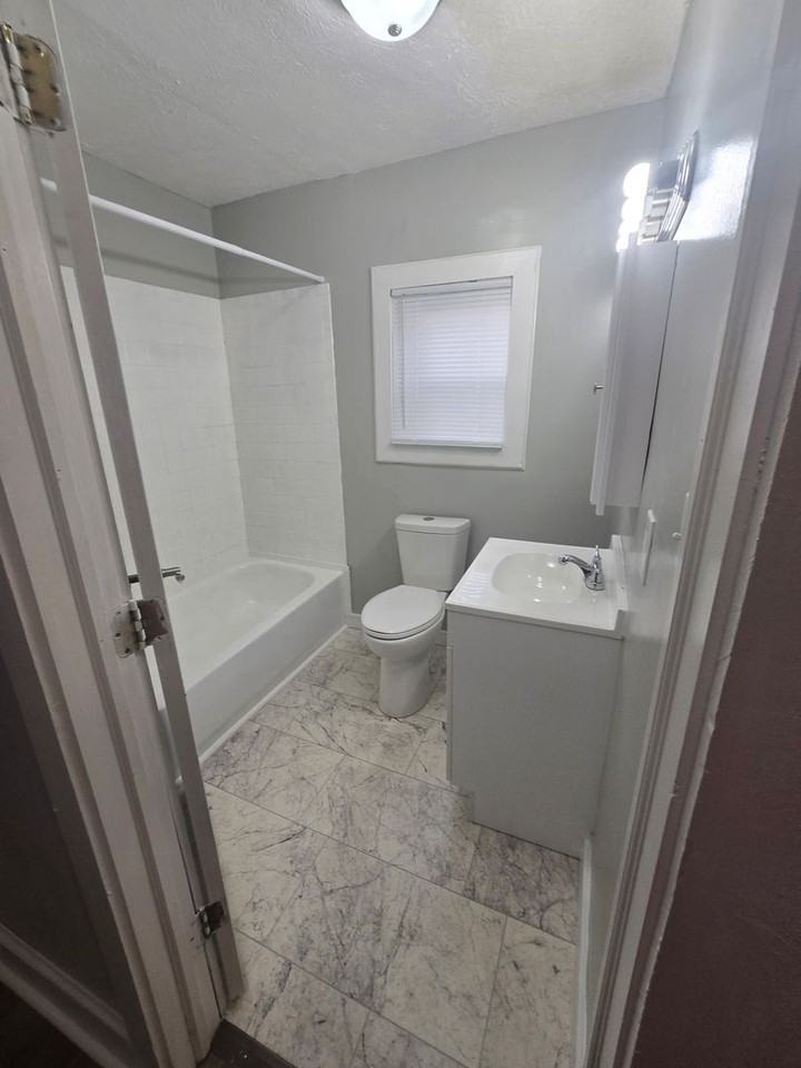 1314 W 26th St - Photo 4 of 8