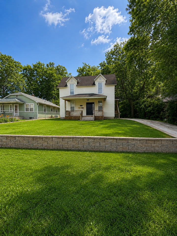 320 S Florence - Triplex - Photo 2 of 5