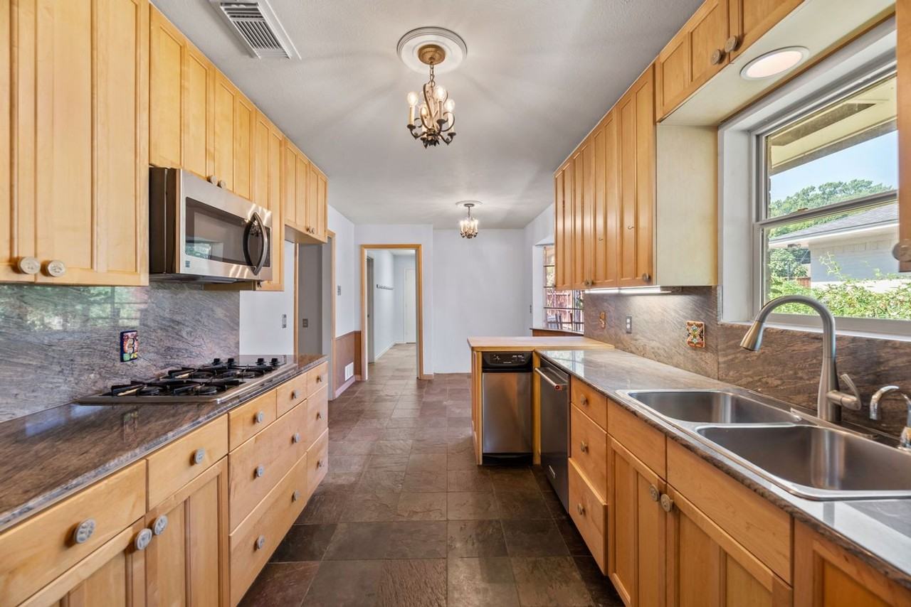 6342 Annapolis Ln - Photo 6 of 36