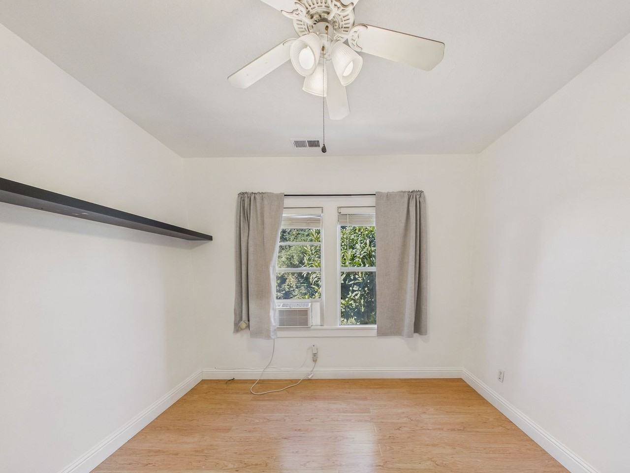 6321 Outlook Ave - Photo 4 of 23