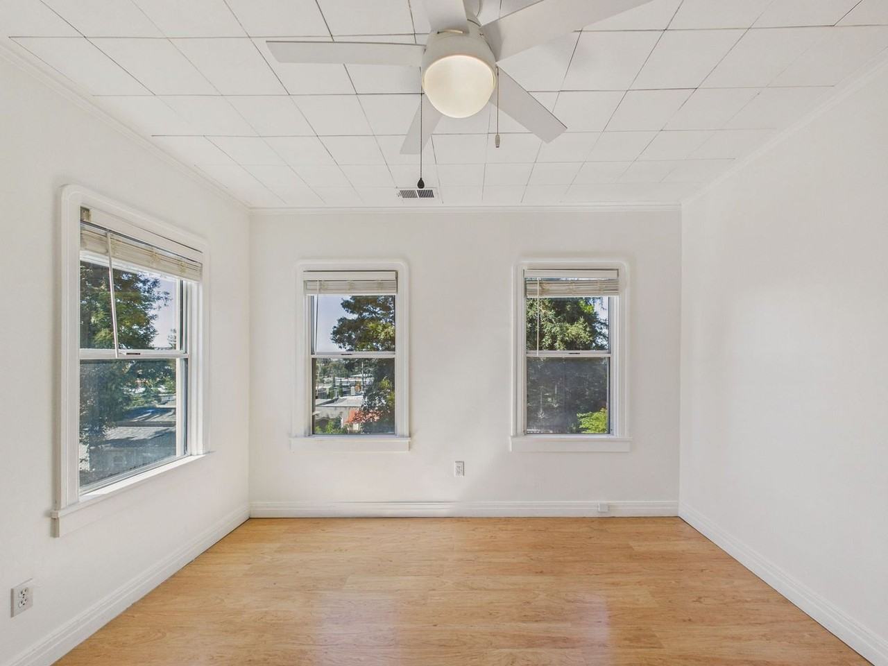 6321 Outlook Ave - Photo 7 of 23