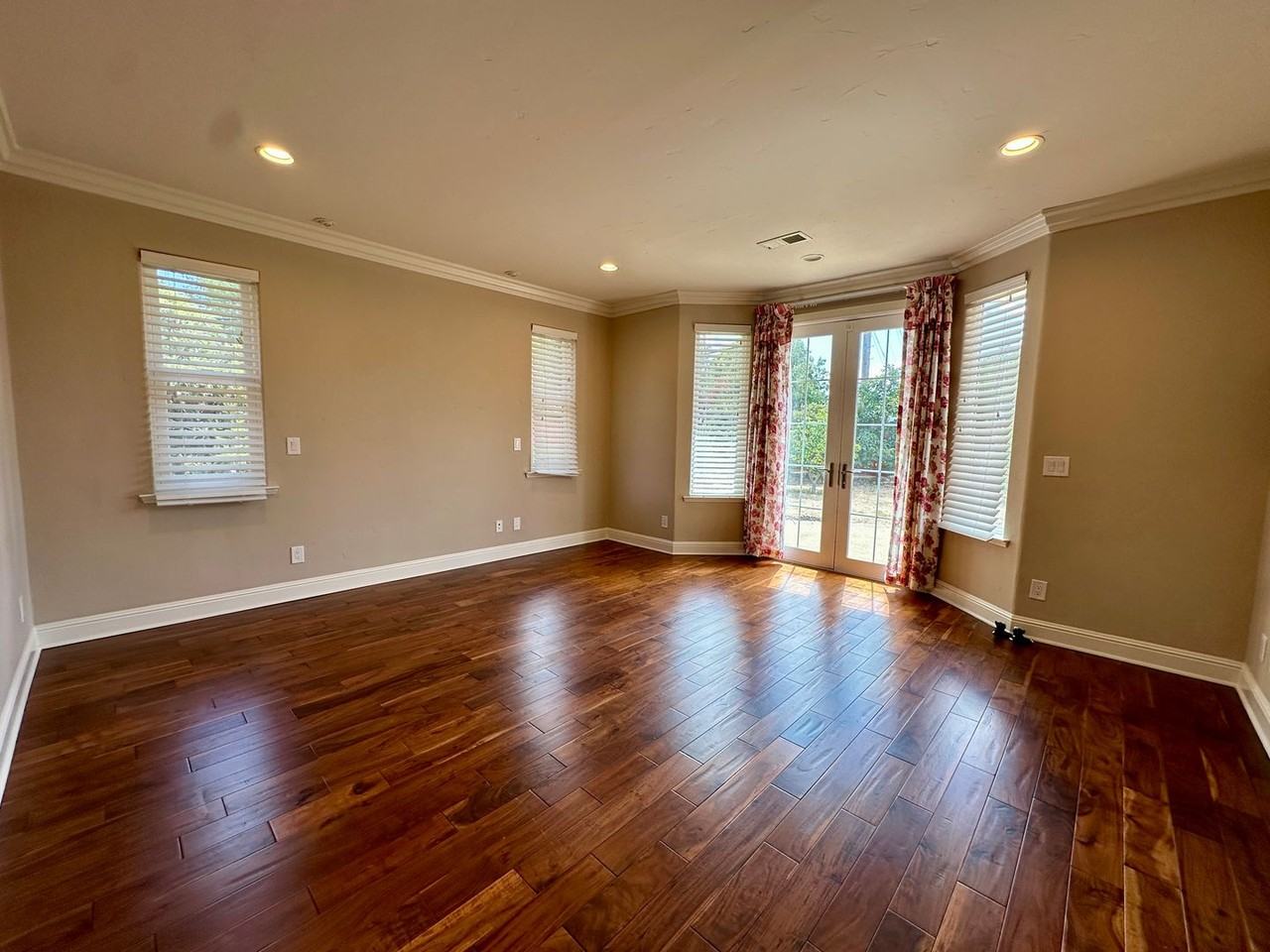 565 Eden Ct - Photo 3 of 12