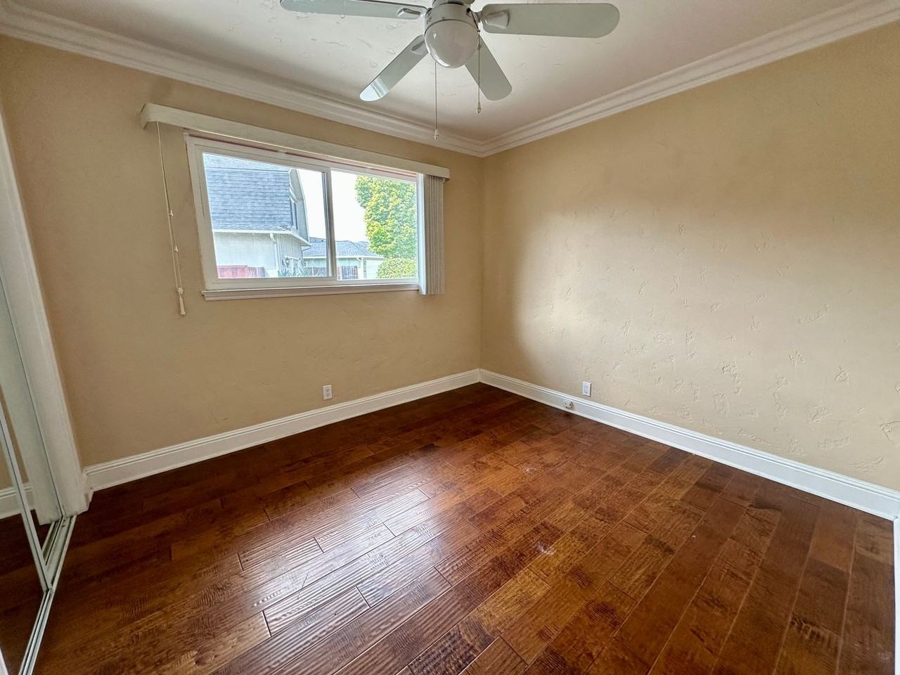 565 Eden Ct - Photo 4 of 12