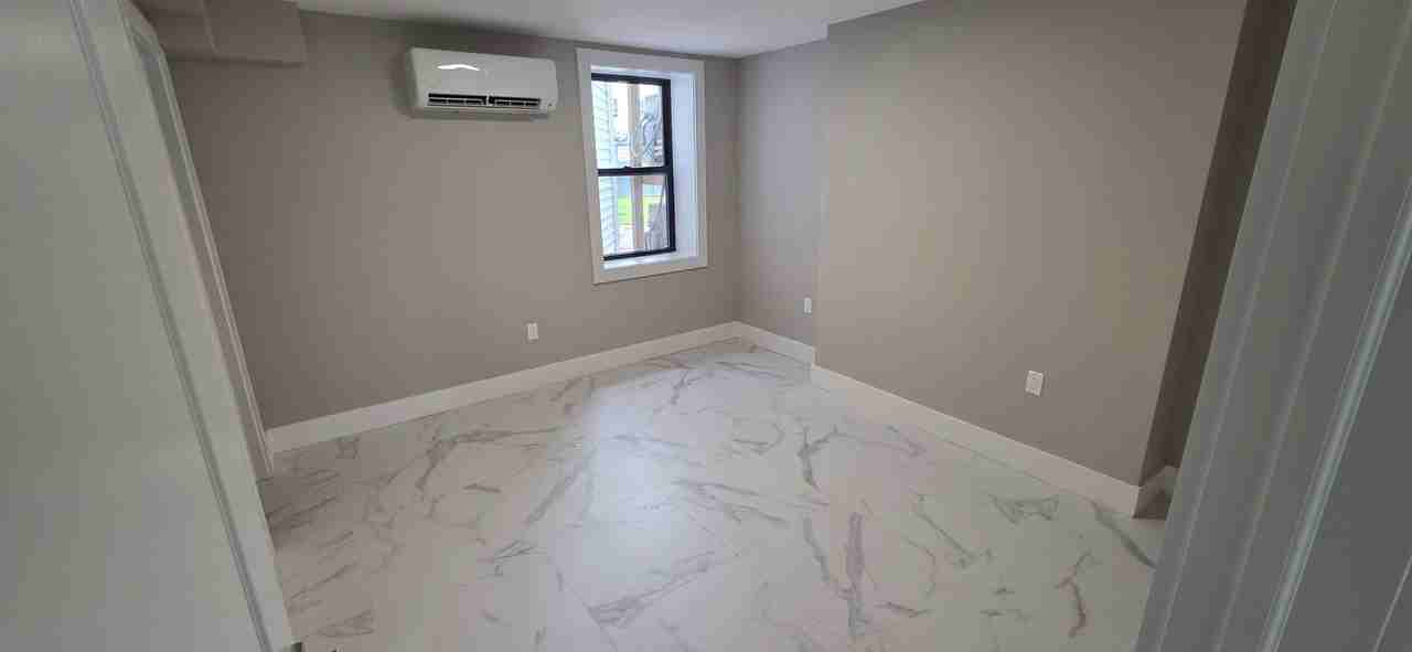 543 Clinton Ave - Photo 4 of 16