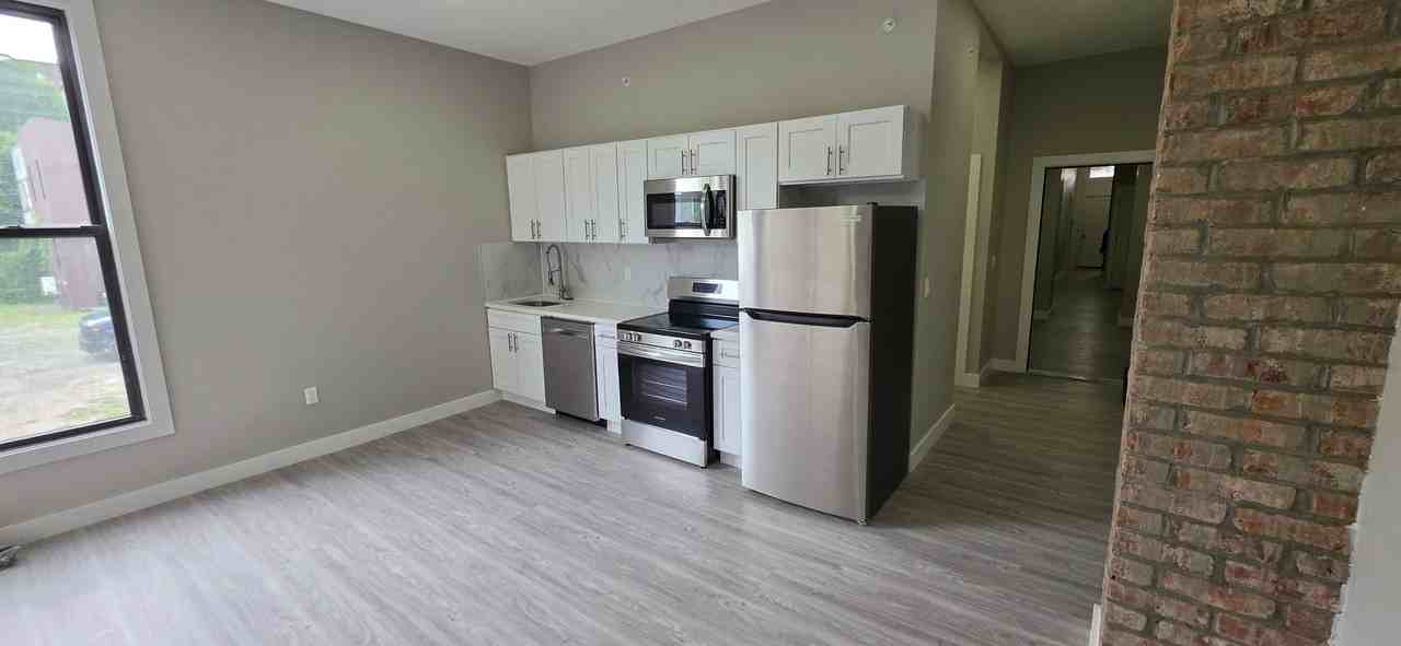 543 Clinton Ave - Photo 6 of 16