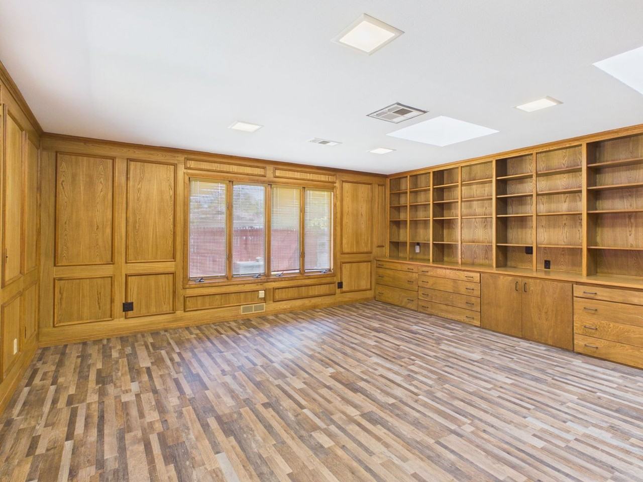 6810 Montague Dr - Photo 2 of 39