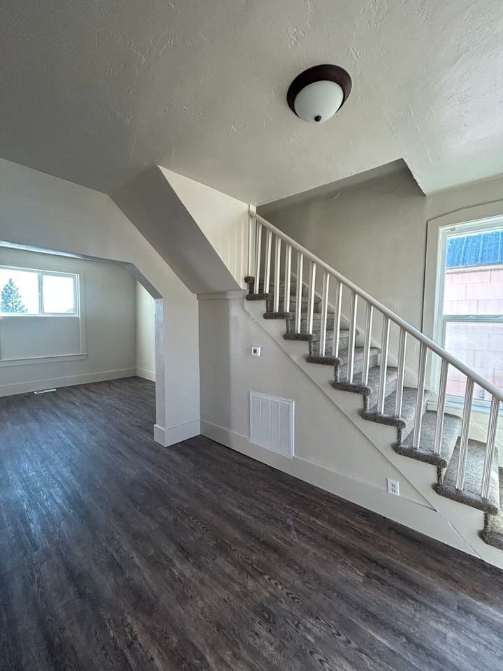 433 W Iron St - Photo 2 of 20