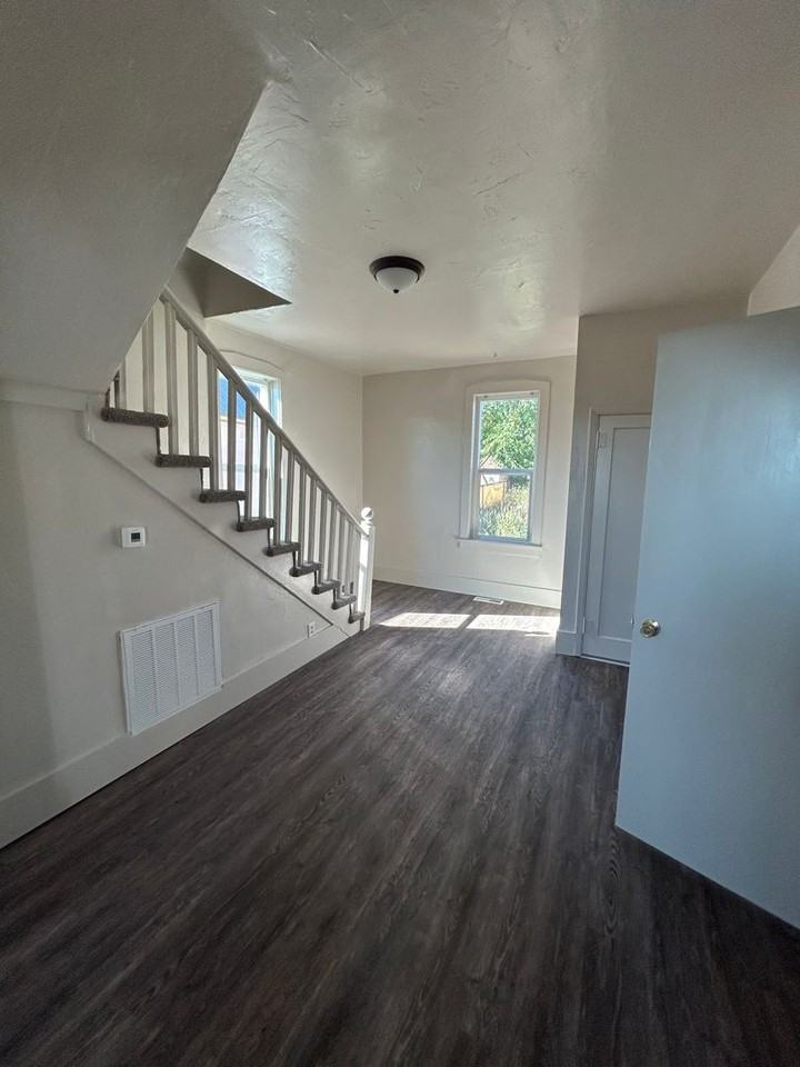 433 W Iron St - Photo 5 of 20
