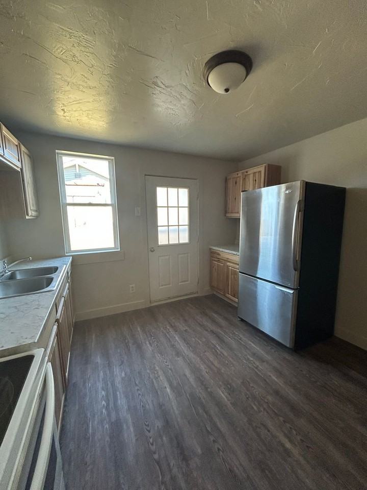 433 W Iron St - Photo 7 of 20