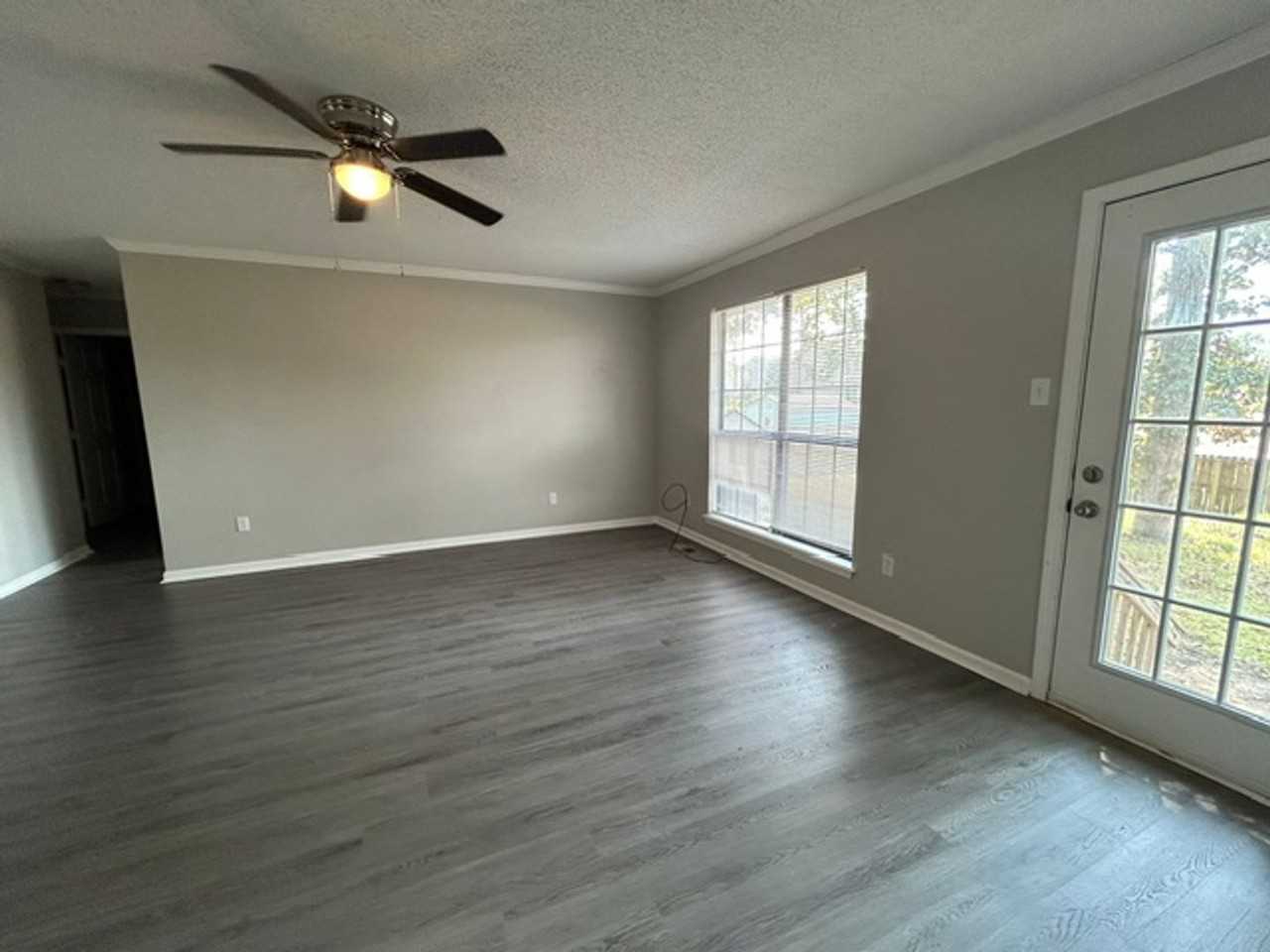 121 Silverbrook Dr - Photo 2 of 18