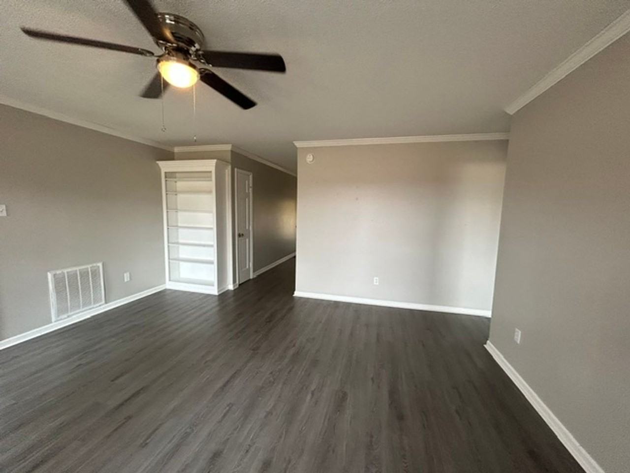 121 Silverbrook Dr - Photo 3 of 18