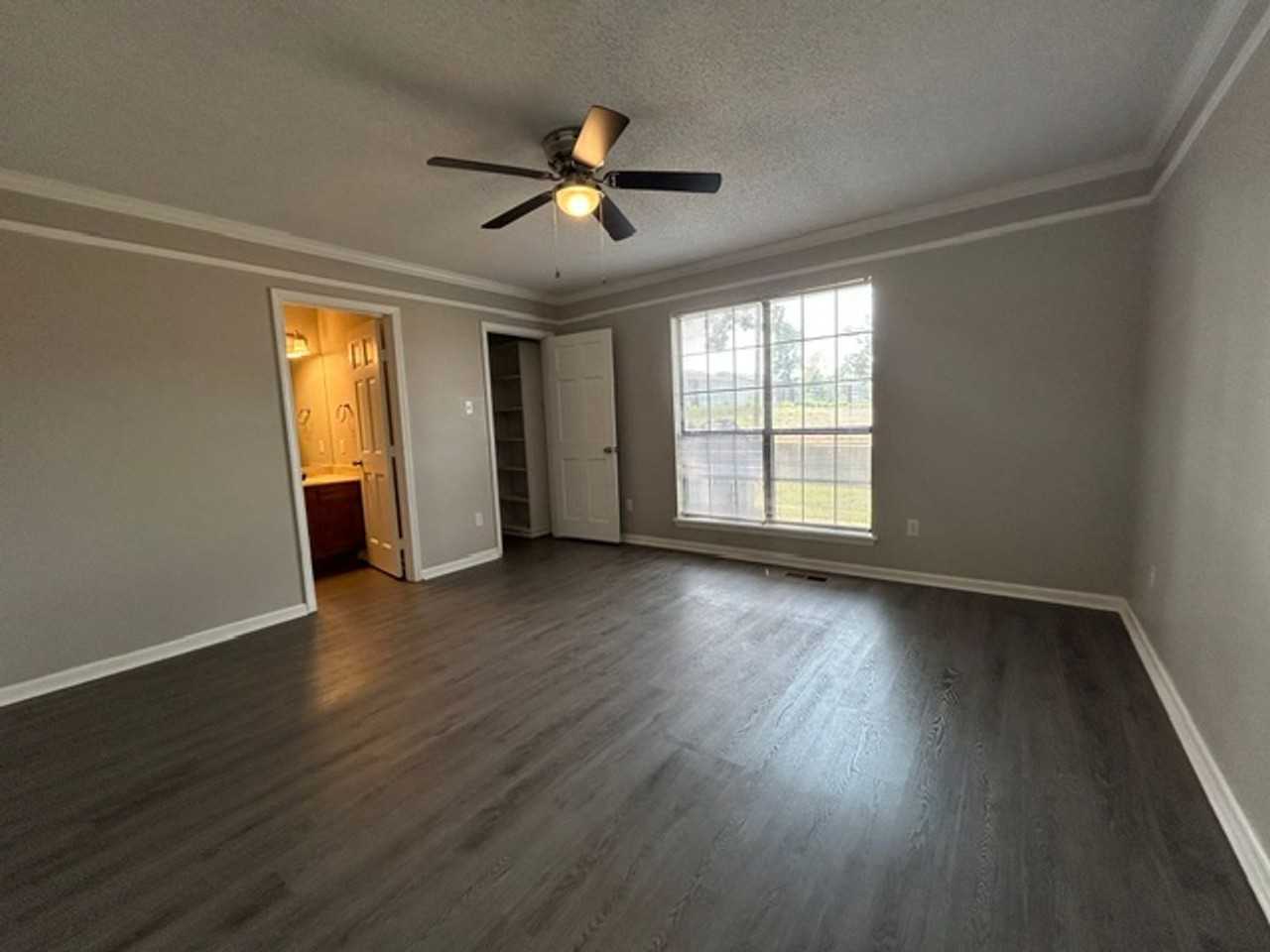 121 Silverbrook Dr - Photo 4 of 18
