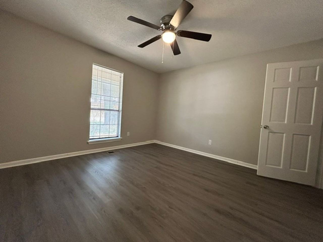 121 Silverbrook Dr - Photo 7 of 18