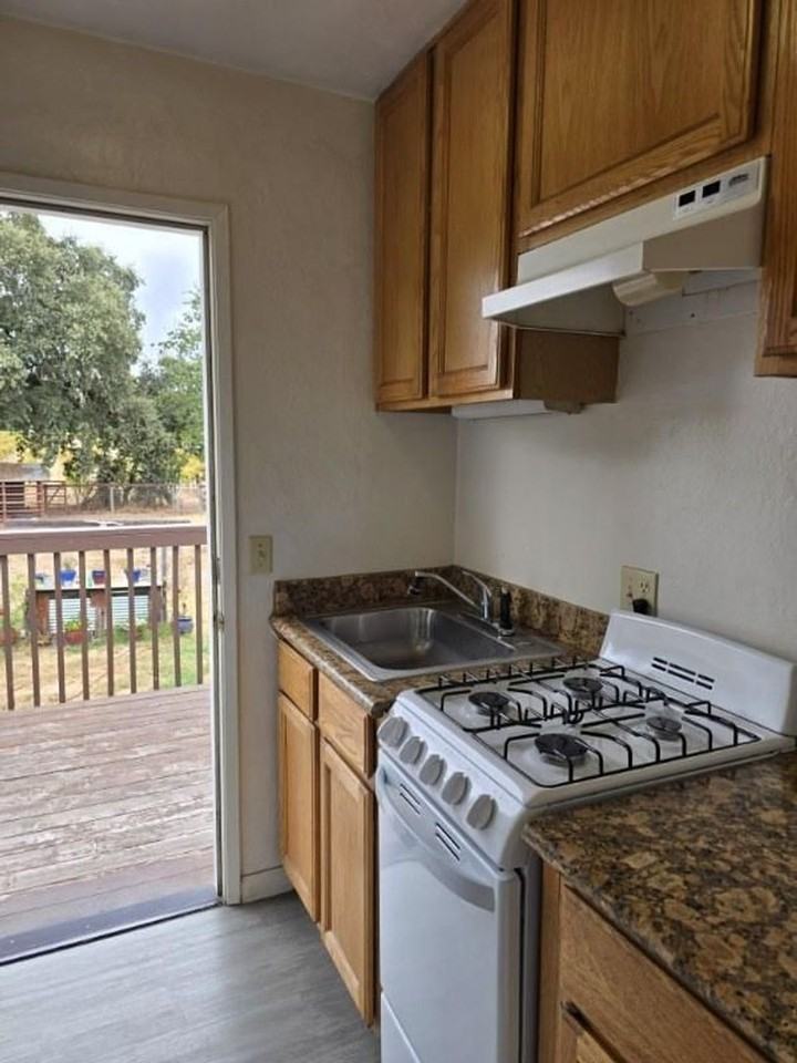 121 Pleasant Ave - Photo 2 of 11