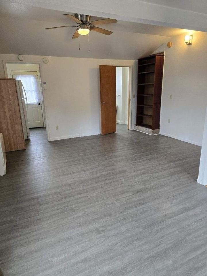 121 Pleasant Ave - Photo 3 of 11