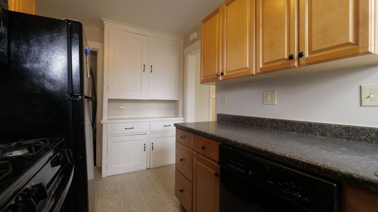 122 Lloyd Ave - Photo 3 of 13