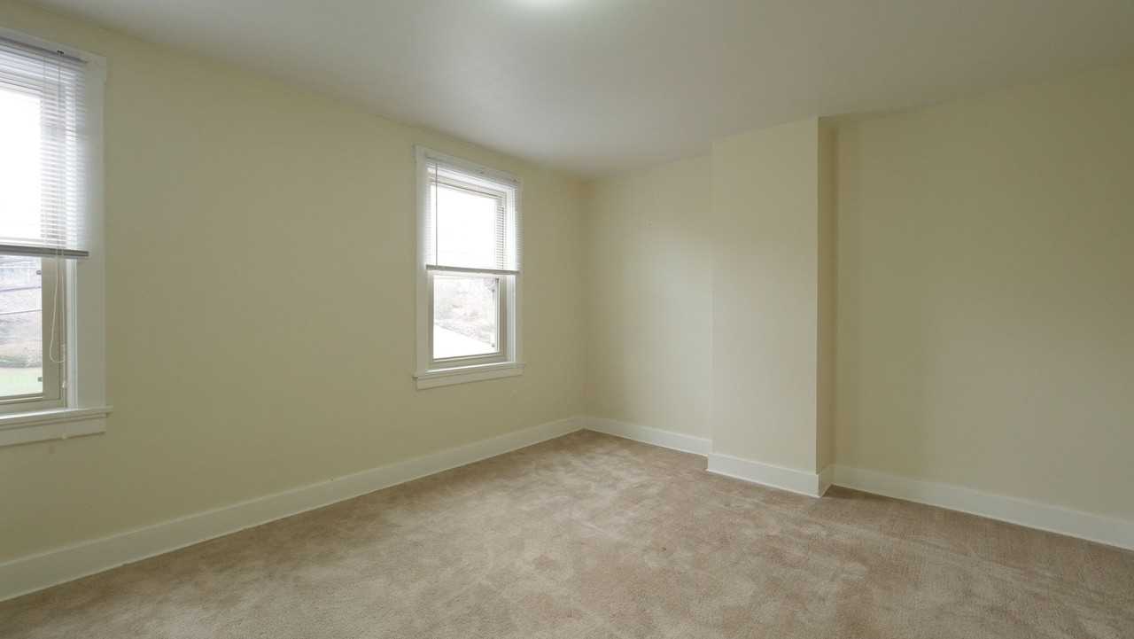 122 Lloyd Ave - Photo 5 of 13