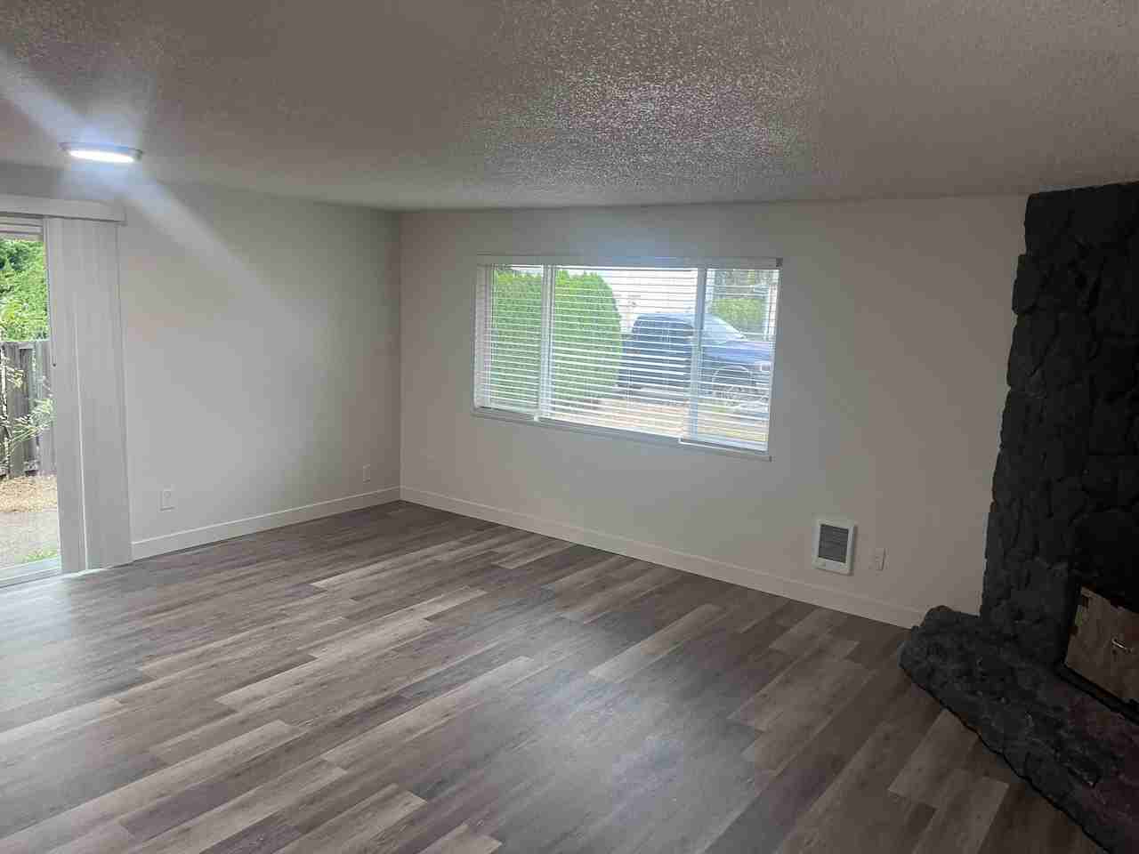1413 Sw 22nd St - Photo 3 of 10