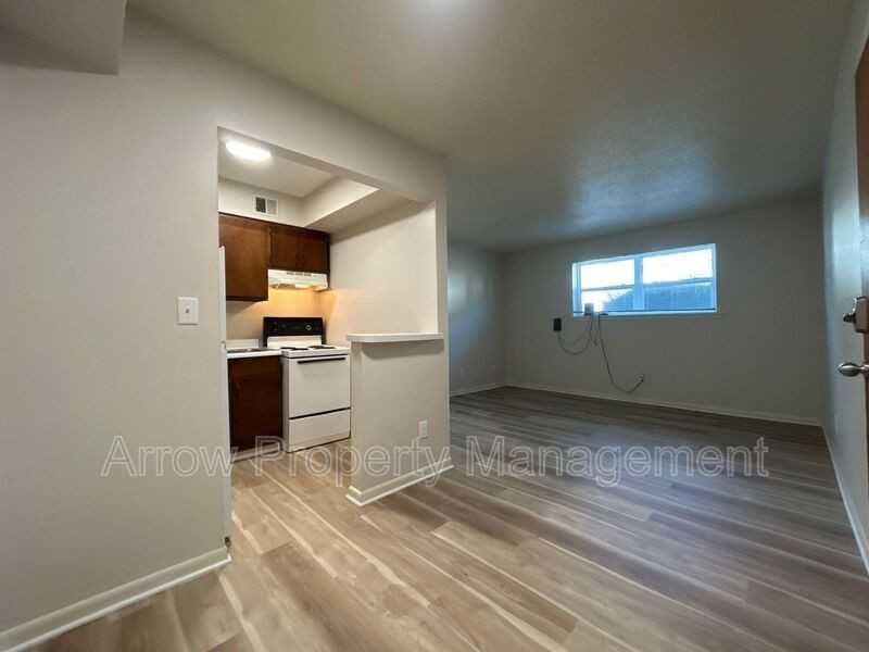 1115 N College Dr #4 - Photo 3 of 7