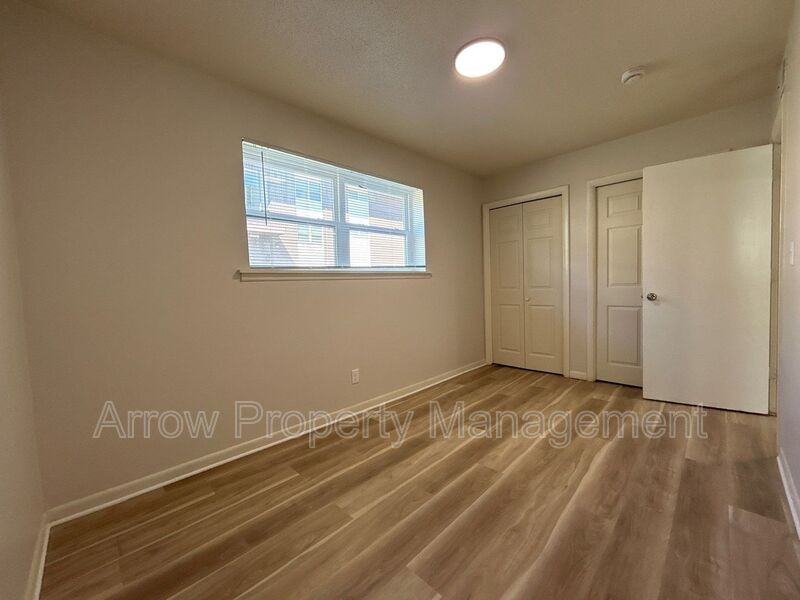 1115 N College Dr #4 - Photo 6 of 7