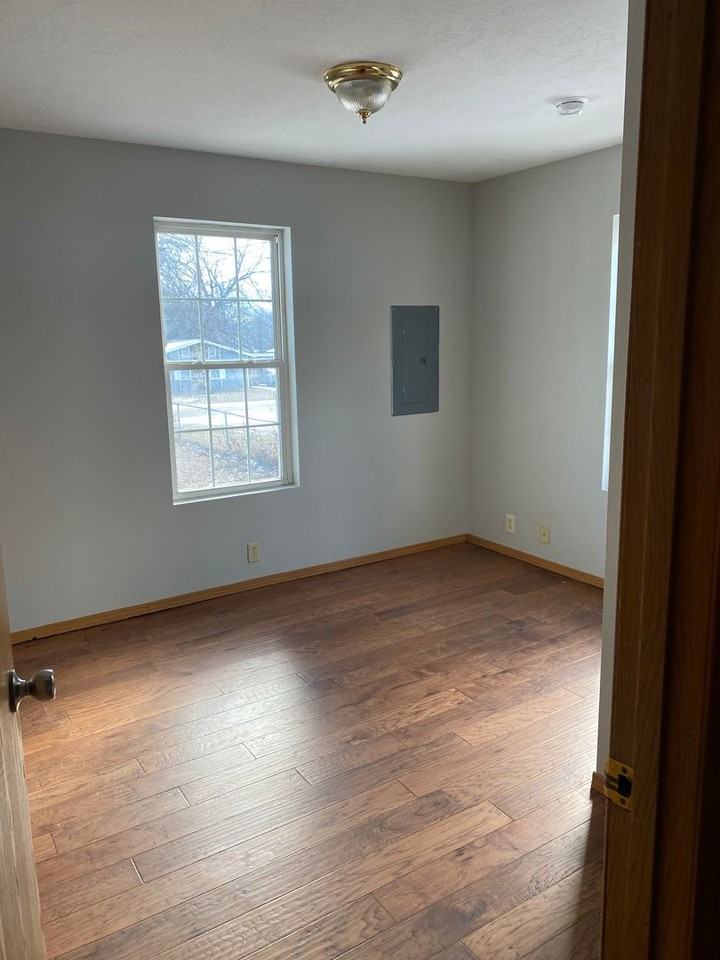 601 N Fulbright Ave - Photo 4 of 13