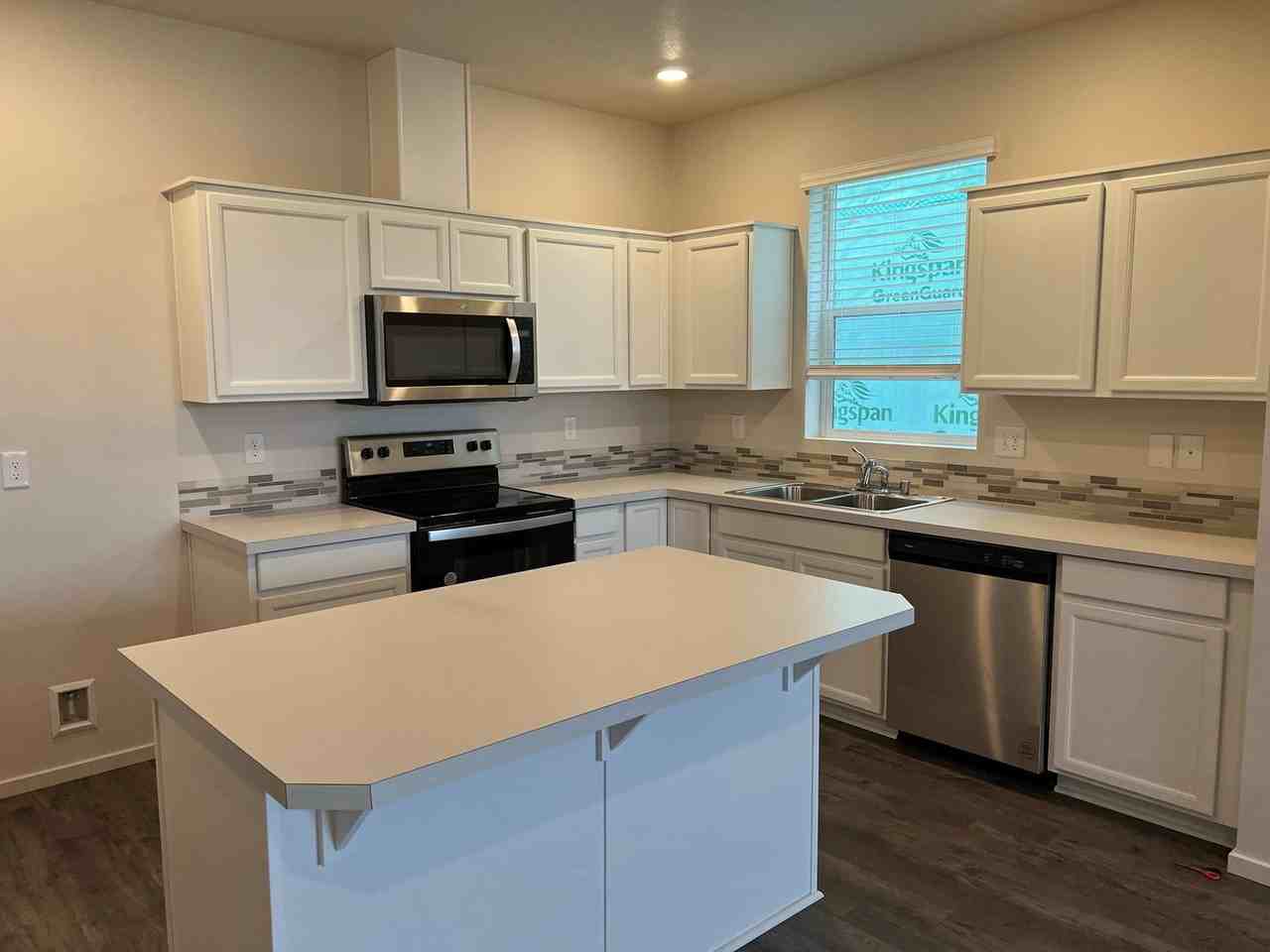619 Ne 72nd St - Photo 4 of 34