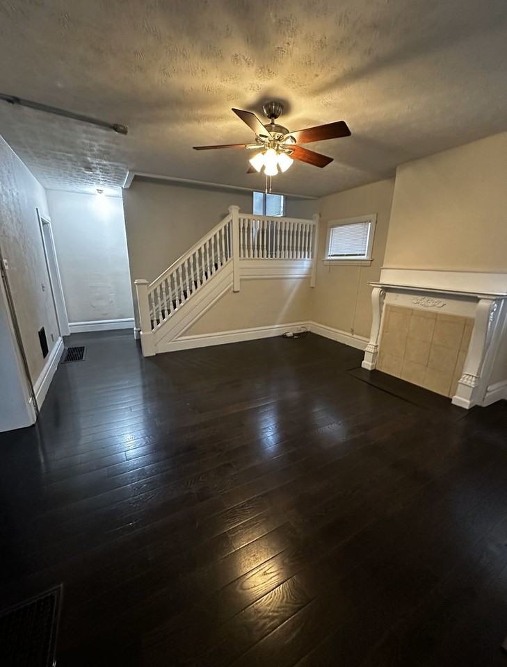1634 Summit St - Photo 2 of 23