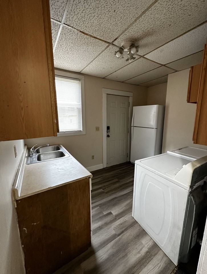 1634 Summit St - Photo 7 of 23