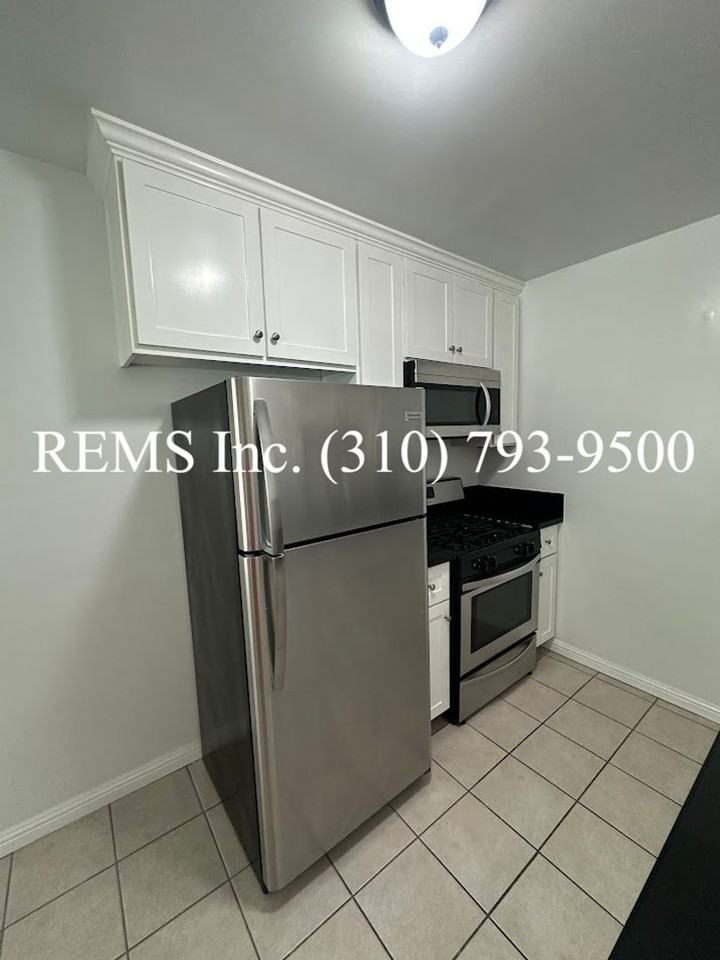 907 Manhattan Ave #1 - Photo 6 of 15