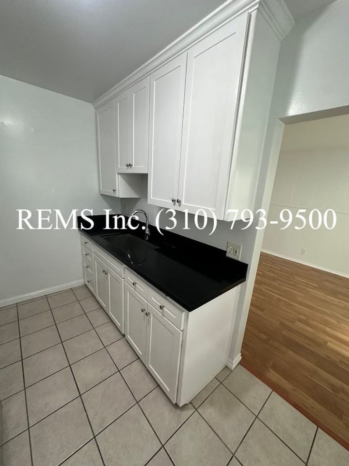 907 Manhattan Ave #1 - Photo 7 of 15
