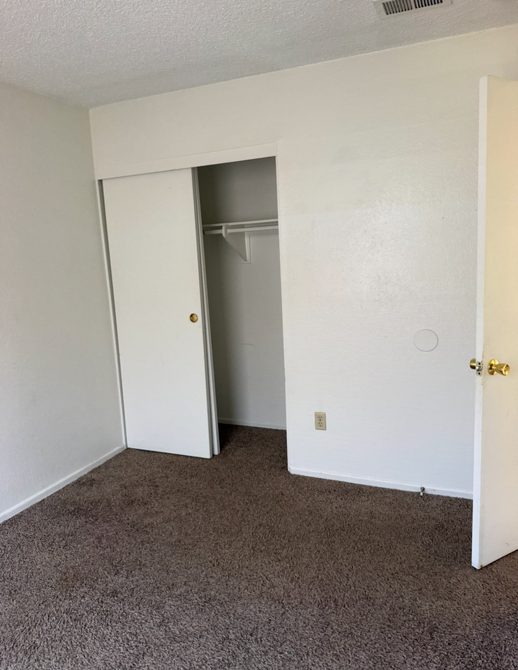 10476 Charleston Dr - Photo 3 of 5