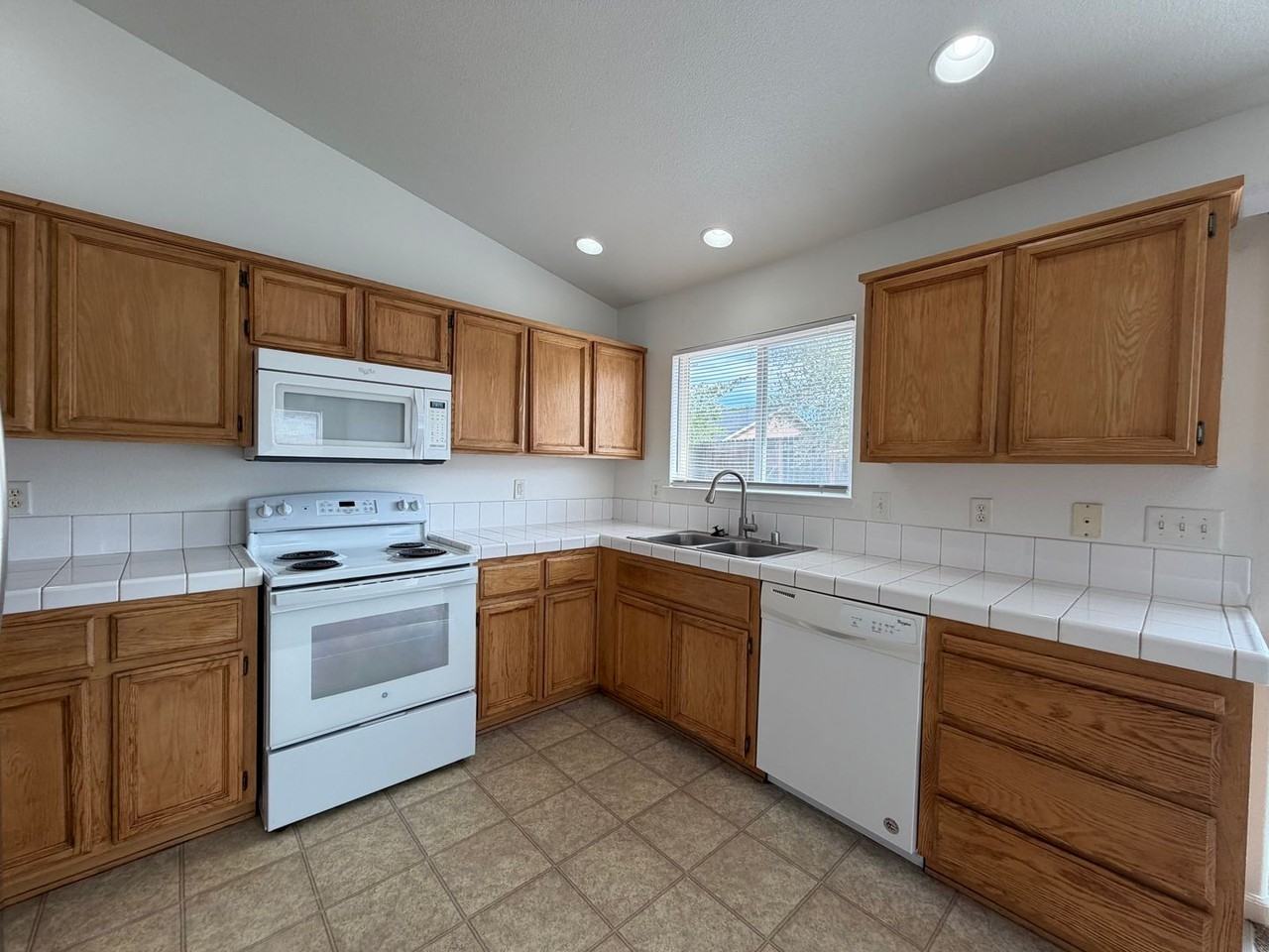 411 Wasatch Cir - Photo 3 of 31