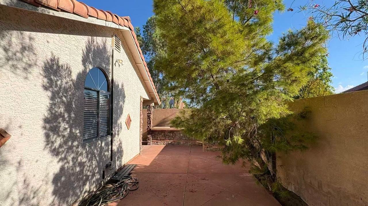 42 Quiet Desert Ln - Photo 3 of 17