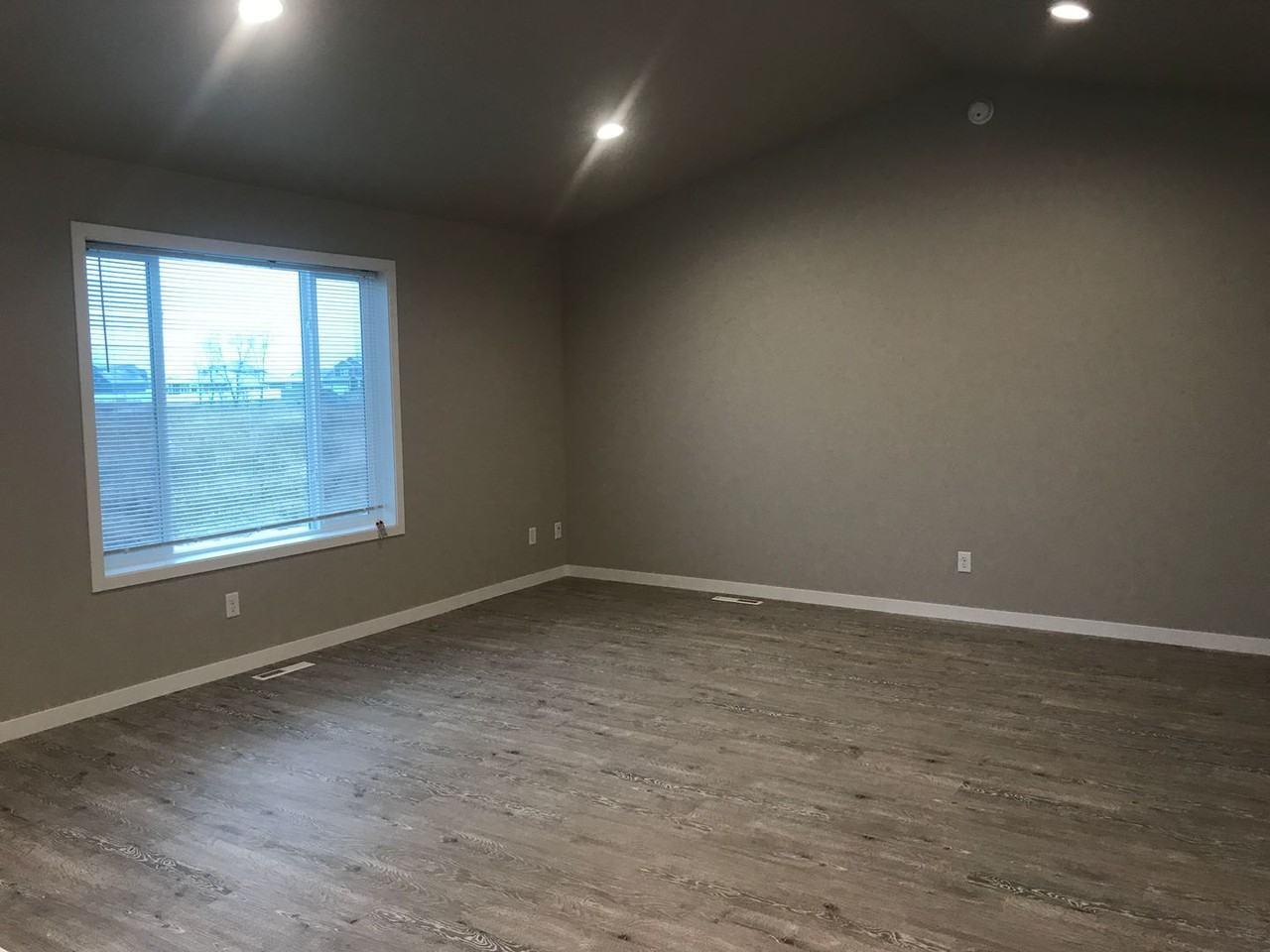 2716 11th St W - Photo 4 of 12