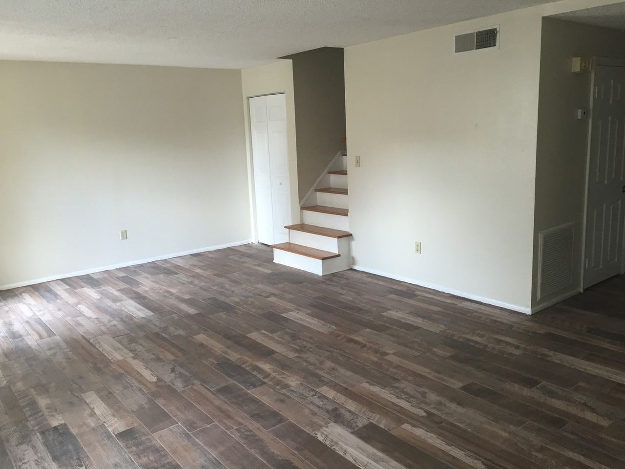10048 N 52nd St - Photo 2 of 11
