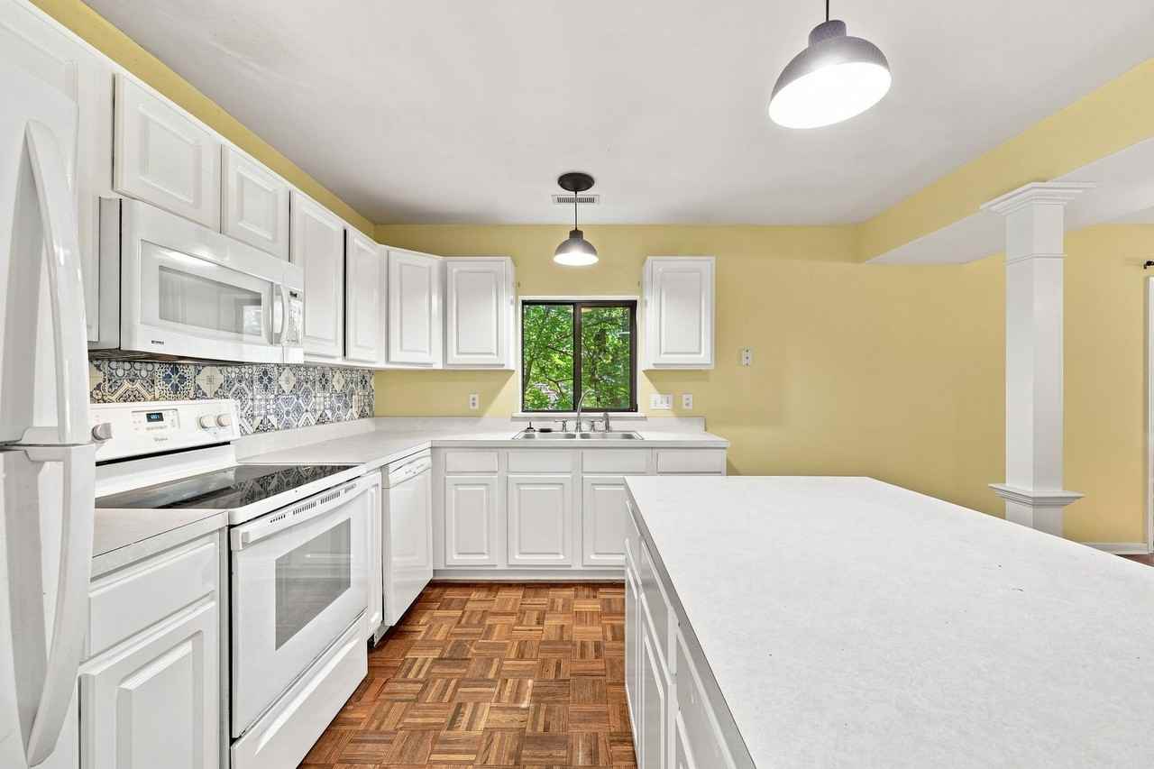 322 Whispering Oaks Dr - Photo 5 of 32
