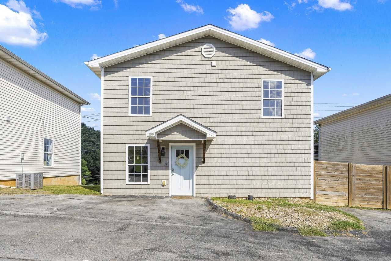122 Roberts Rdg - Photo 2 of 36