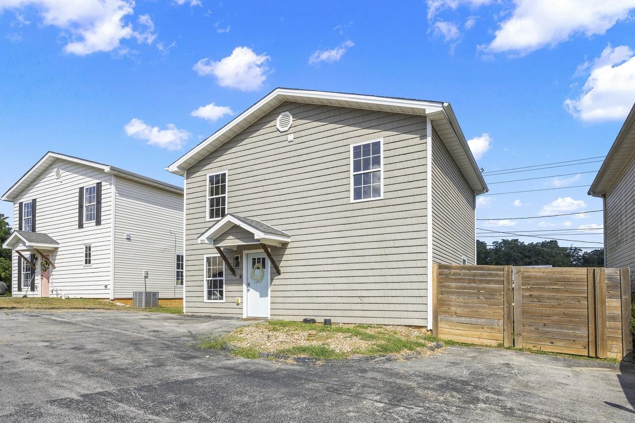 122 Roberts Rdg - Photo 3 of 36