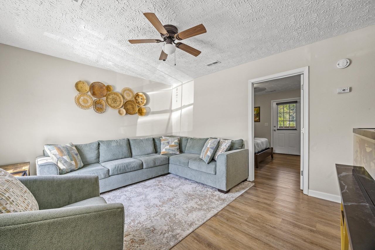 122 Roberts Rdg - Photo 4 of 36
