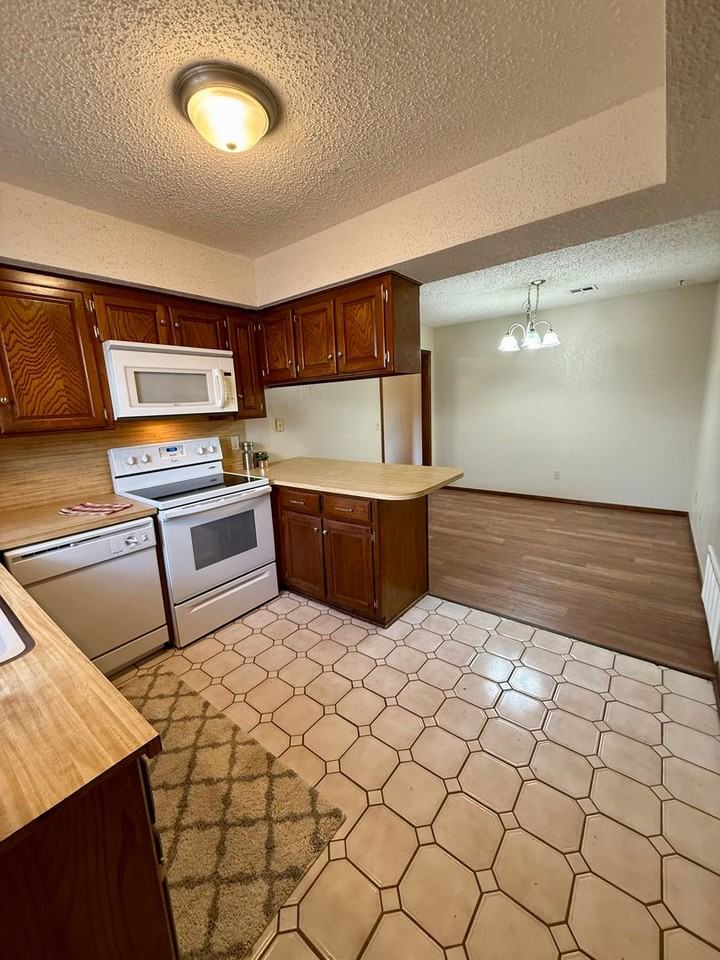 1368 W Cedarbrook Ln - Photo 2 of 24