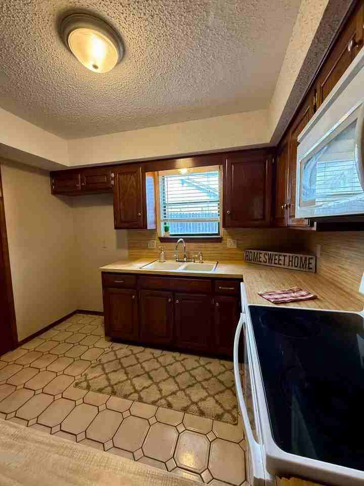 1368 W Cedarbrook Ln - Photo 3 of 24
