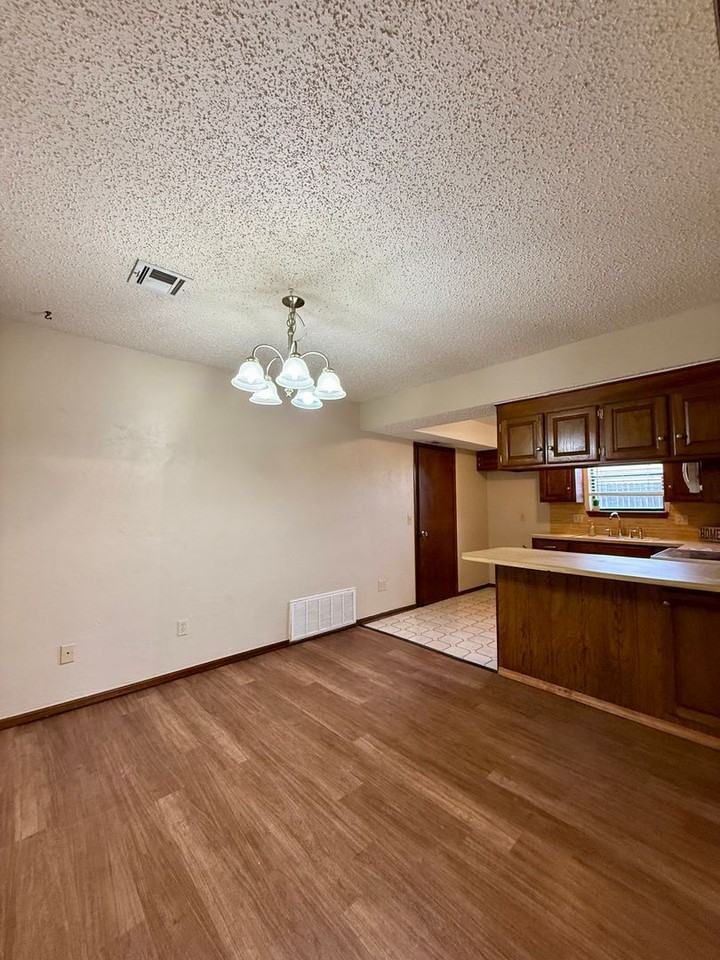 1368 W Cedarbrook Ln - Photo 5 of 24