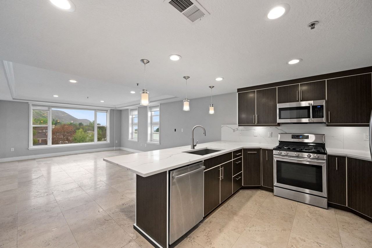 3075 E Kennedy Dr #403 - Photo 5 of 24