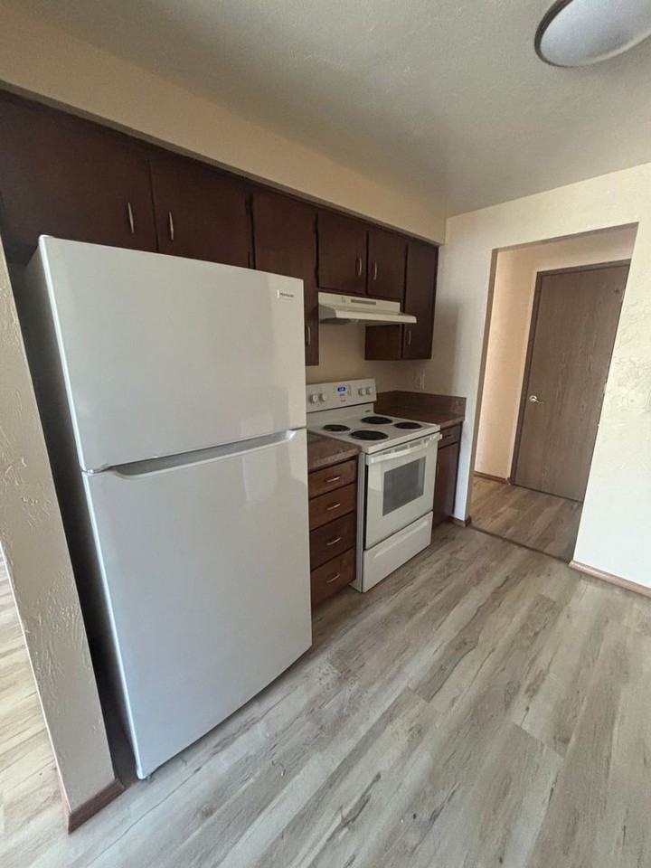 Redwood Manor Apartments LLC - Photo 3 of 28