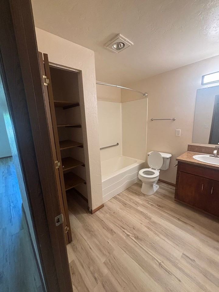 Redwood Manor Apartments LLC - Photo 7 of 28