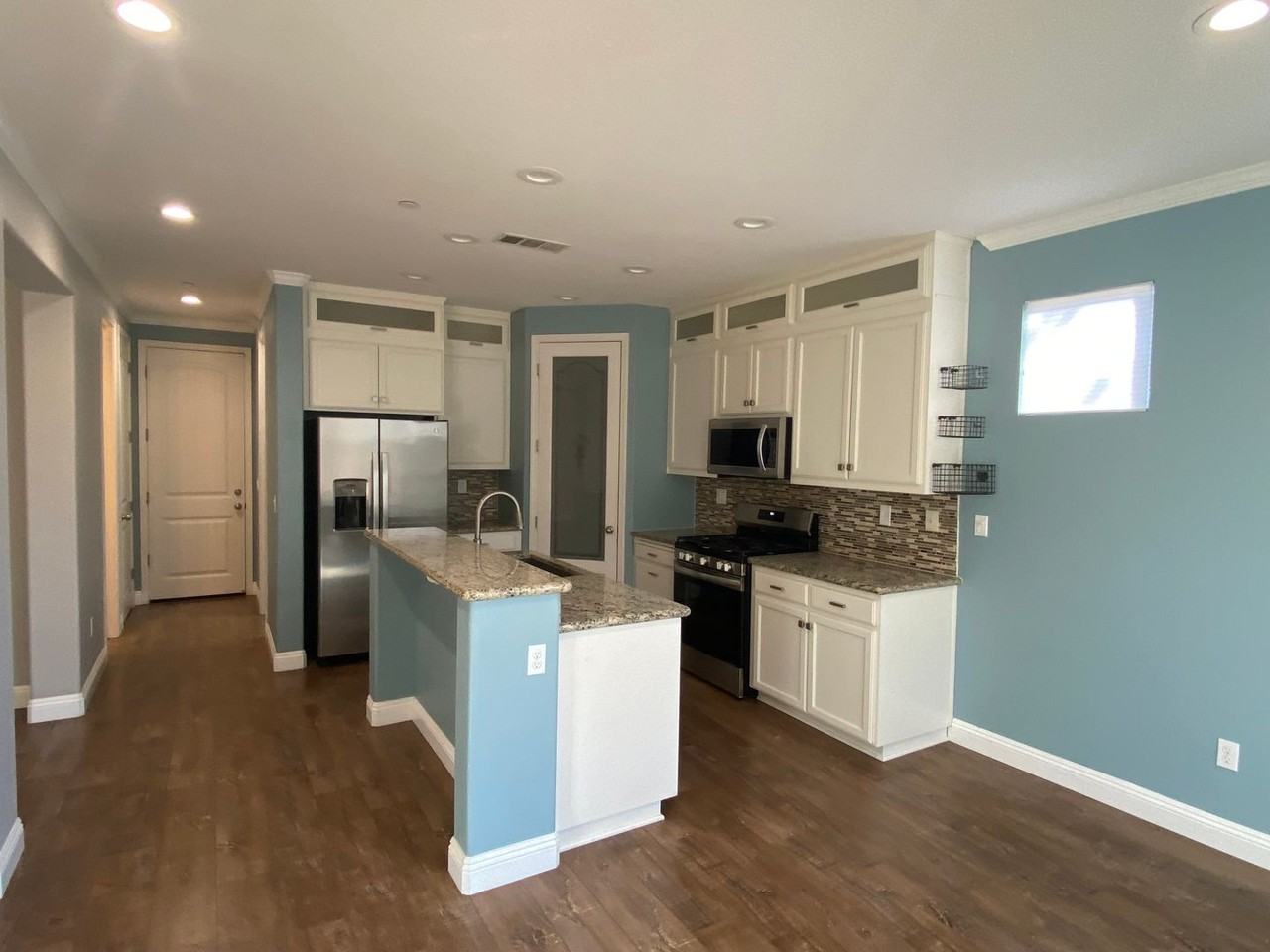 709 Embassy Cir - Photo 4 of 15