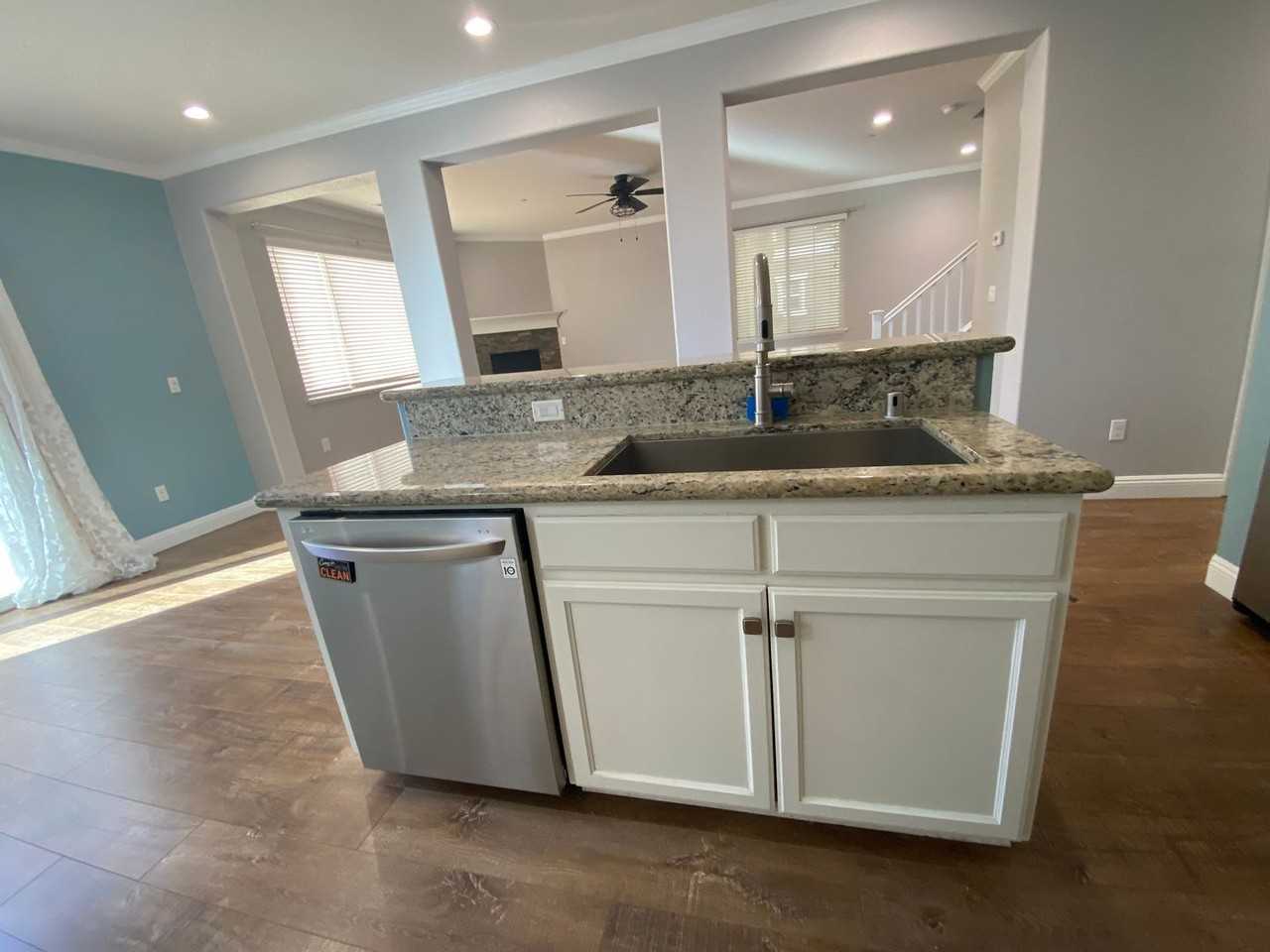 709 Embassy Cir - Photo 6 of 15