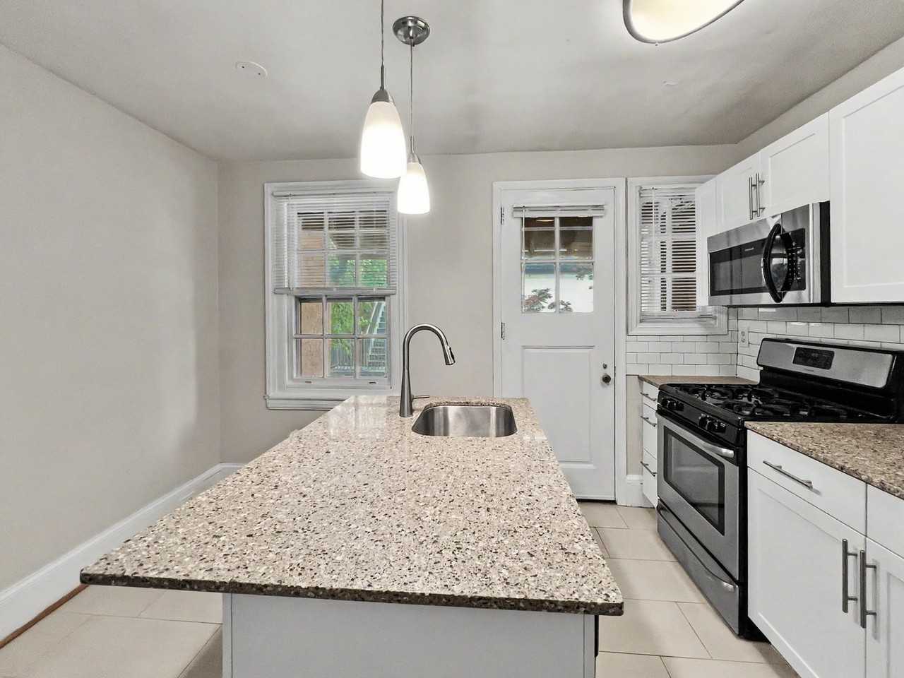 223 Bloomingdale Avenue - Photo 5 of 31