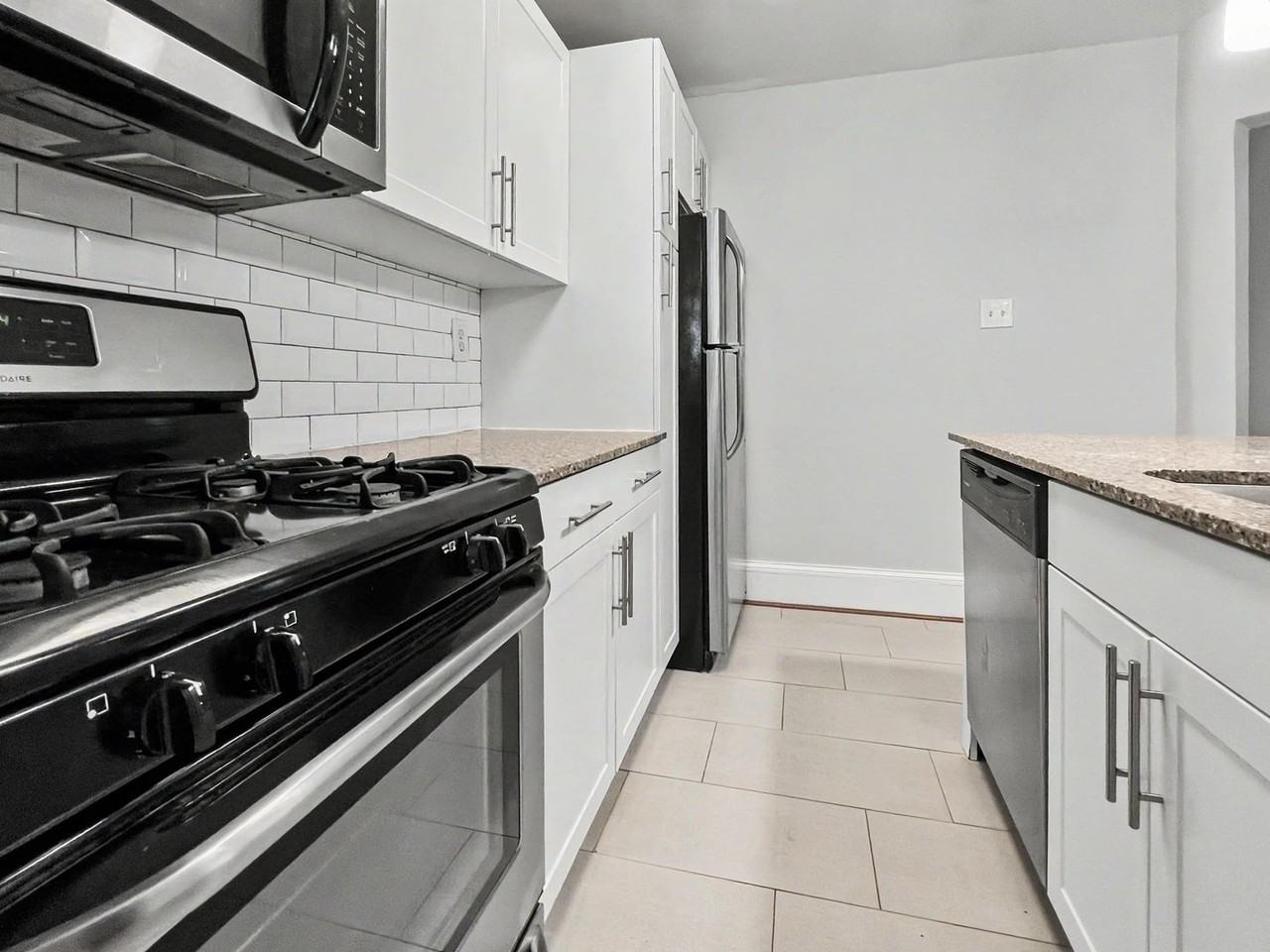 223 Bloomingdale Avenue - Photo 7 of 31